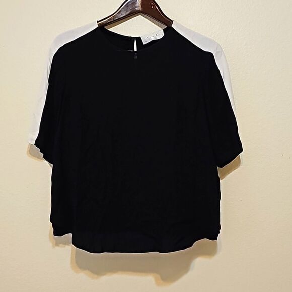 - A.L.C. Women's Short Sleeve Blouse Black with white panel sleeve Size me… - Picture 1 of 10